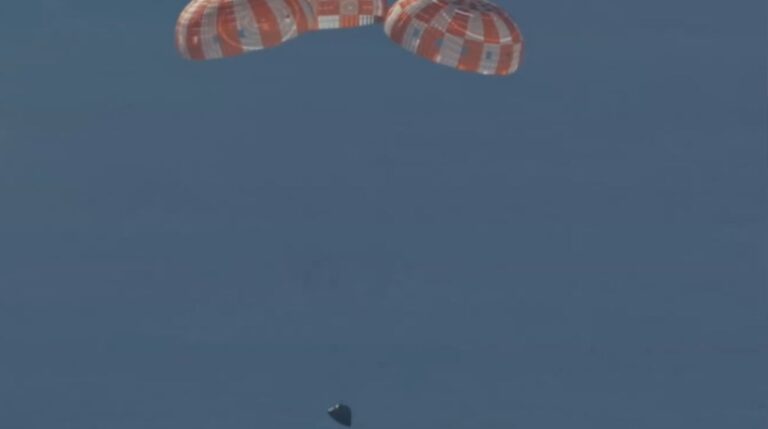 A cápsula Orion completa missão Artemis II com pouso seguro no Pacífico