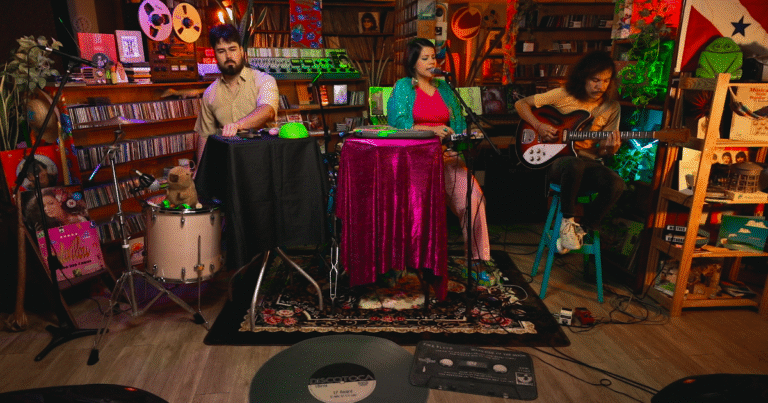 Banda Naïf Brilha no Discotoca: Mergulhe no Rock Sinestésico