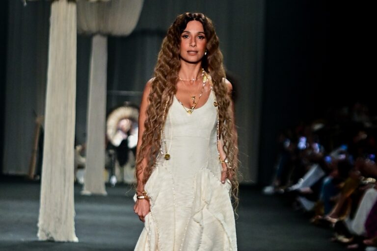Camila Pitanga Brilha na Rio Fashion Week: Estilo e Elegância em Destaque