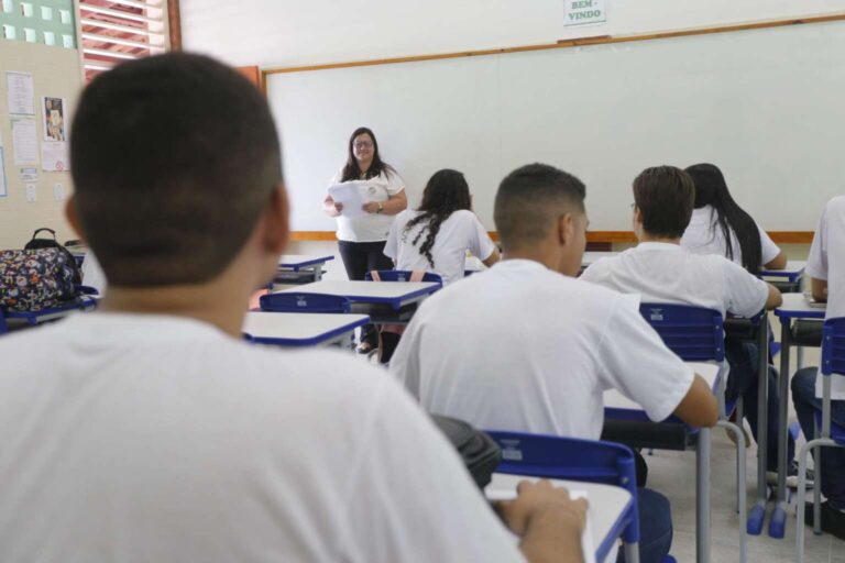 Ceará: 68 mil professores recebem aumento salarial de 5,4%