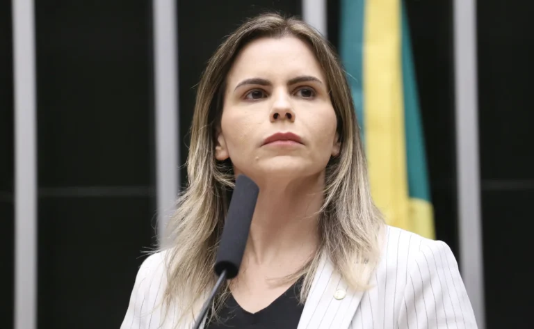 Deputada Clarissa Tércio: Cotada para vice de Flávio Bolsonaro e Controvérsias sobre Aborto