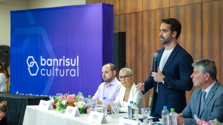 Eduardo Leite Enfatiza a Cultura como Pilar do Desenvolvimento no Lançamento do Banrisul Cultural