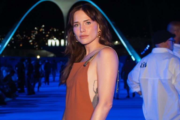 Letícia Colin Brilha em Evento na Sapucaí com Look Estiloso e Decote Ousado