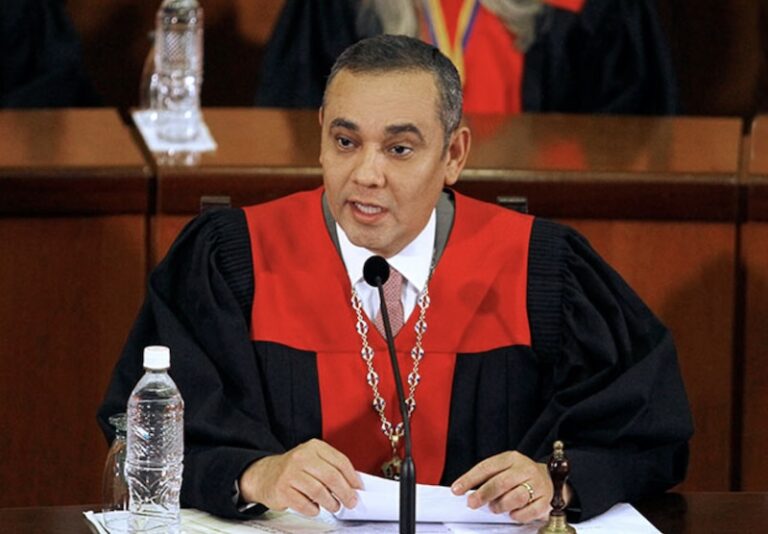 Mudanças na Venezuela: Oito Ministros do Supremo Afastados em Faxina Política