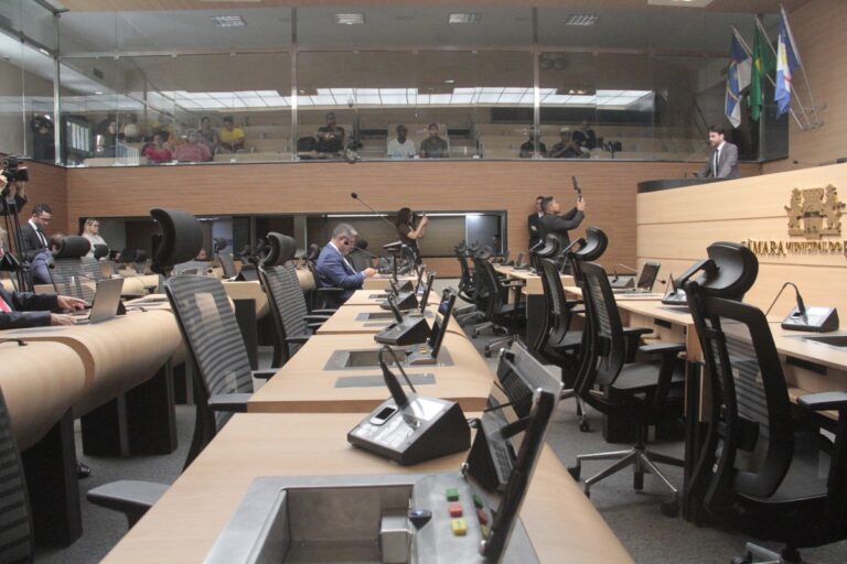 Parlamentares Defendem Fortalecimento da Democracia na Câmara do Recife