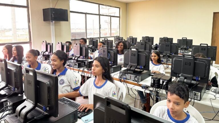 Pernambuco Conecta Mais de 70% das Escolas Públicas: Rumo à Universalização da Internet na Educação até 2026 Pernambuco Conecta Mais de 70% das Escolas Públicas: Rumo à Universalização da Internet na Educação