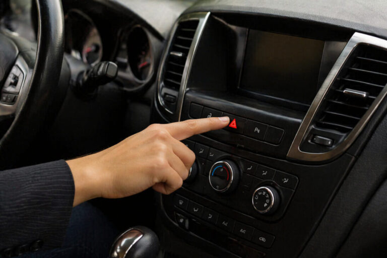 Pisca-alerta: Uso Incorreto Pode Gerar Multa e Remoção de Veículo