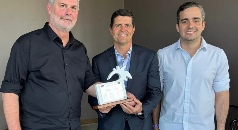 Prestígio em Evento de Troféu do Turismo: Homenagem a Santiago Yus