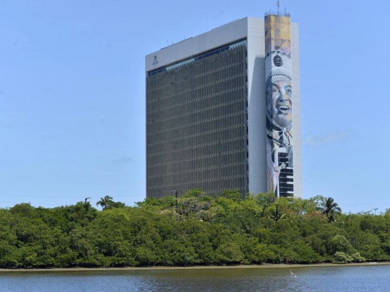 Recife Anuncia Ponto Facultativo na Véspera do Feriado de Tiradentes