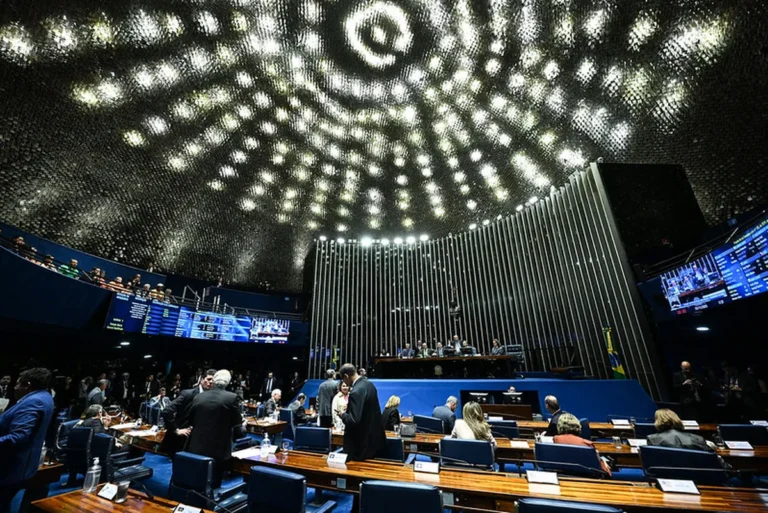 Renúncias de Governadores: Pelo Menos 11 Políticos Buscam Novos Cargos Renúncias de Governadores: Pelo Menos 11 Políticos Buscam Novos Cargos