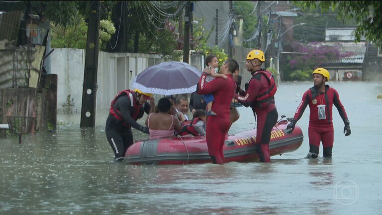 Tragédia no Recife: Desabamento de Casarão Deixa 2 Mortos e Várias Feridos Tragédia no Recife: Desabamento de Casarão Deixa 2 Mortos e Várias Feridos