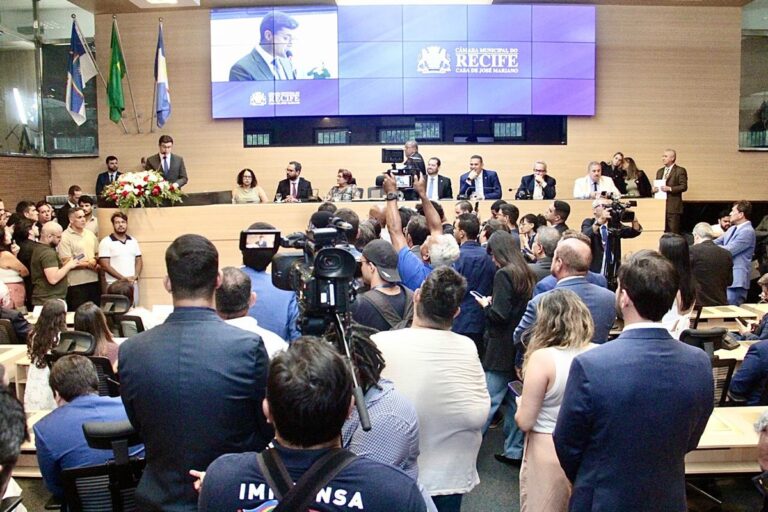 Victor Marques Assume a Prefeitura do Recife em Cerimônia Oficial