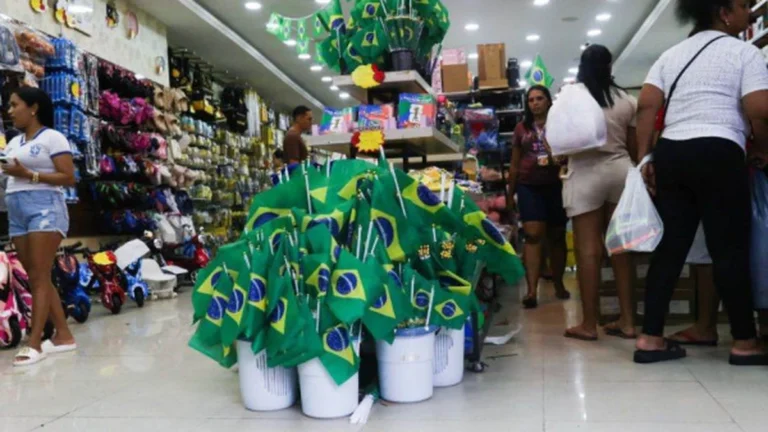 Comércio do Recife se aquece com produtos da Seleção Brasileira em ritmo de Copa do Mundo