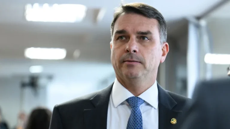 Flávio Bolsonaro se solidariza com vítimas das chuvas em Pernambuco