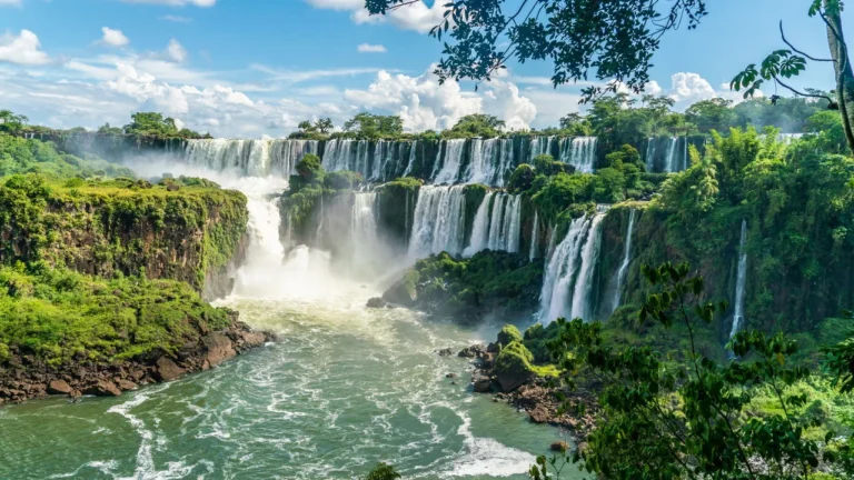 Foz do Iguaçu: Onde a Natureza e a Engenharia se Encontram