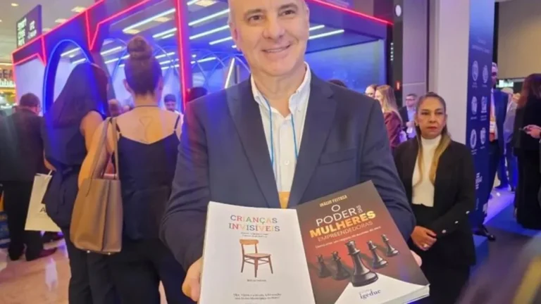 Lançamento dos livros de Inácio Feitosa reúne advogados e influências políticas no Recife