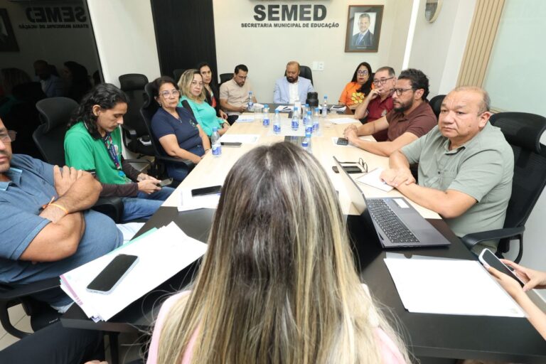 Reunião com Professores Visa Melhorias na Educação: Prefeitura de Manaus em Ação