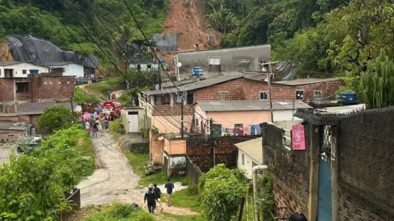 Tragédia em Recife: Mãe e Filho Perdem a Vida em Deslizamento de Terra Durante Chuvas Torrenciais