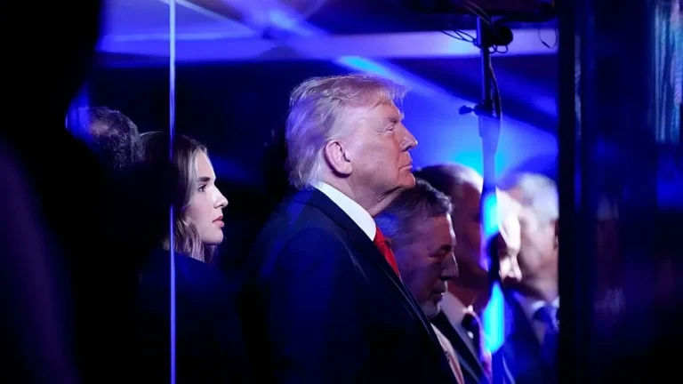 Trump vaiado durante hino nacional nas finais da NBA no Madison Square Garden Trump vaiado durante hino nacional nas finais da NBA no Madison Square Garden