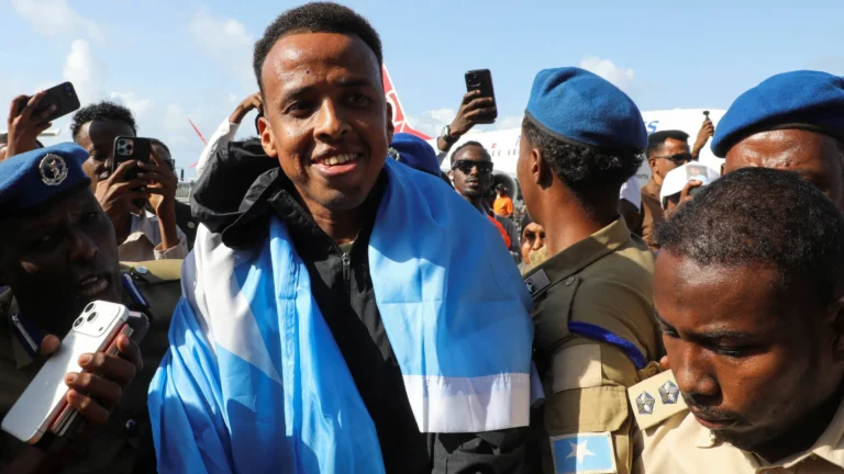 Árbitro Somali Barrado nos EUA para Copa de 2026 é Recebido como Herói em Mogadíscio