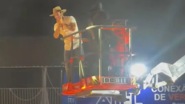Gusttavo Lima Encanta Público ao Cantar em Guindaste no São João de Araripina