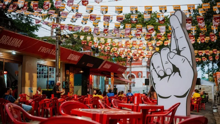 Rua Nº1 em Recife Transforma Bares em Estádios para Copa do Mundo 2024