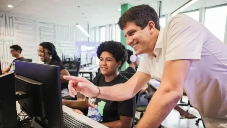 João Campos planeja expandir Embarque Digital para todo Pernambuco com 10 mil bolsas em tecnologia