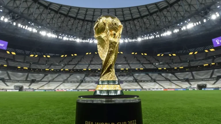 Fifa transforma pausa para hidratação em estratégia bilionária e beneficia Globo, SBT e CazéTV