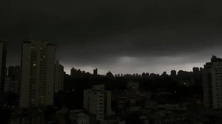 Alerta Vermelho para Tempestades atinge 549 Cidades do Sul com Riscos Graves