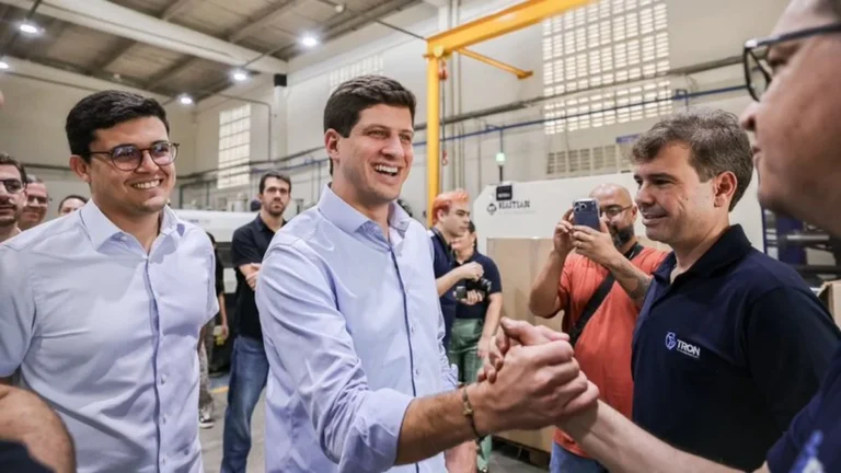 João Campos defende expansão da indústria tecnológica em Pernambuco com visita ao Parqtel