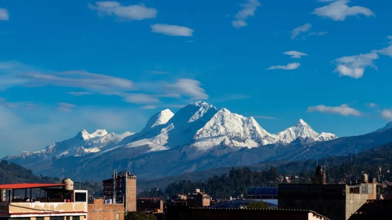 Escalar o Huascarán: Crescente Perigo e Desafios Climáticos na Montanha Mais Alta do Peru